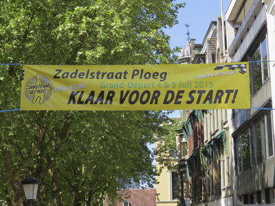 908165 Afbeelding van het spandoek met de tekst: 'Zadelstraat Ploeg / KLAAR VOOR DE START', gespannen over de ...